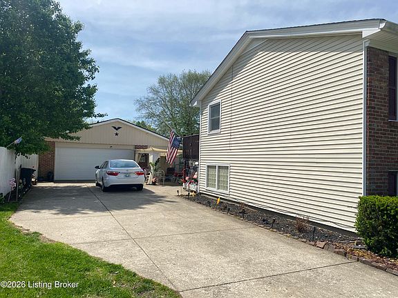 3rd image of 8014 Broadfern Dr