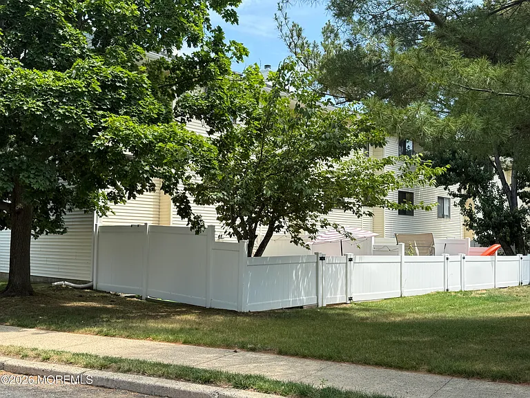 211 Clubhouse Dr — Photo 3
