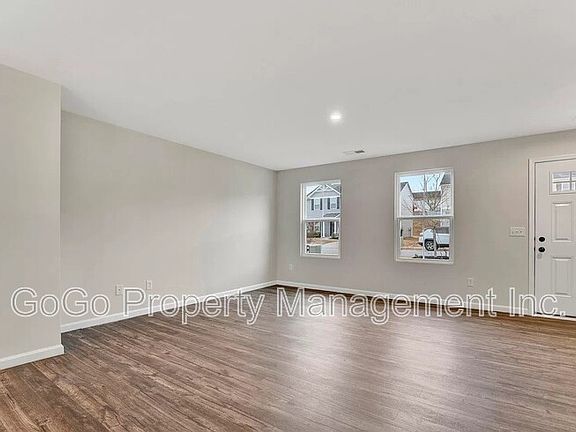 3rd image of 8 Torrington Dr