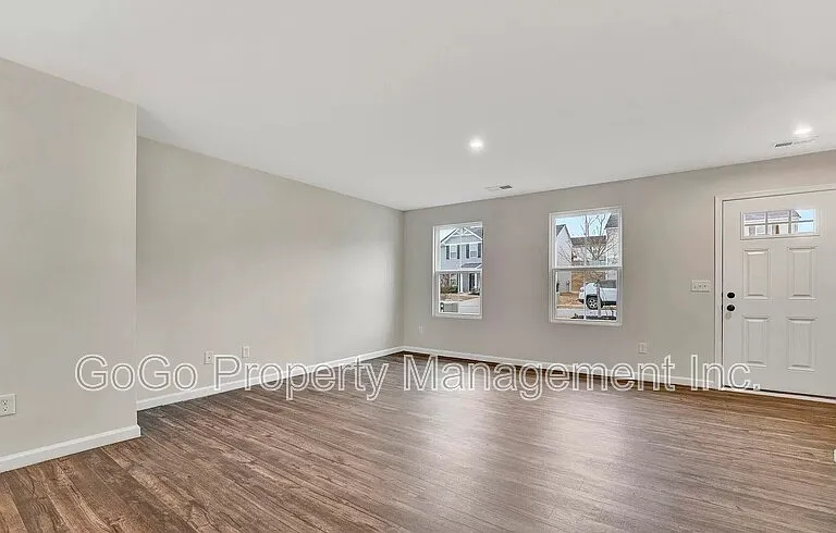 8 Torrington Dr — Photo 3