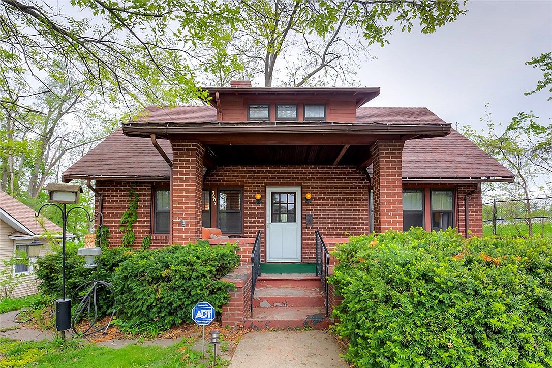 3207 Center St, Des Moines, IA 50312 Zillow