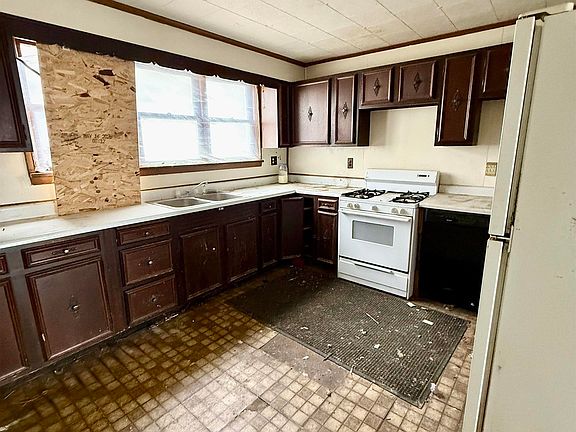5th image of 636 W 3rd St