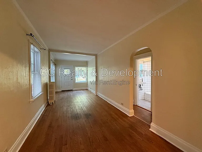 2415 Hastings Ave — Photo 2