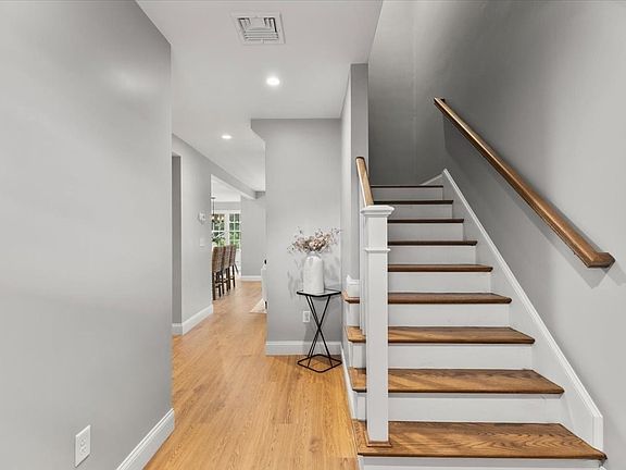 3rd image of 19 Hunter St #2
