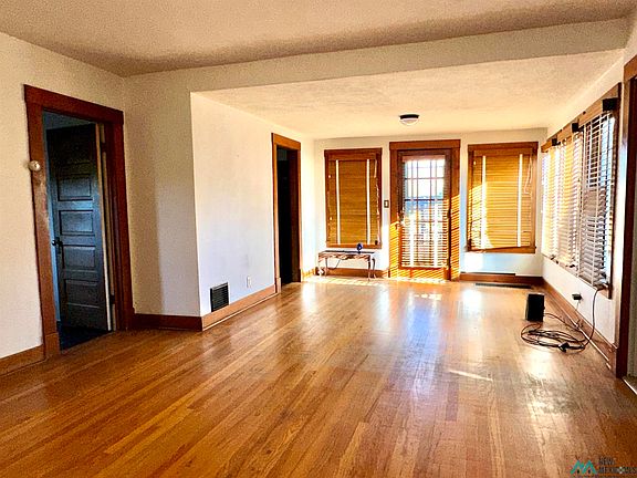 2nd image of 200 Pine Ave