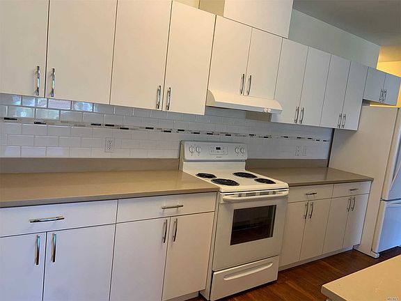 3rd image of 425 New York Ave #3