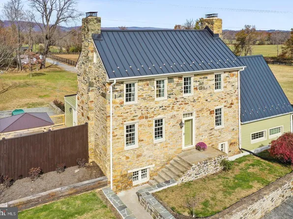 20597 Airmont Rd, Bluemont, VA 20135