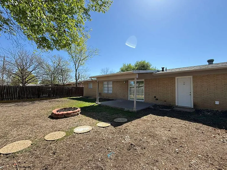 317 E Lindbergh Blvd — Photo 17