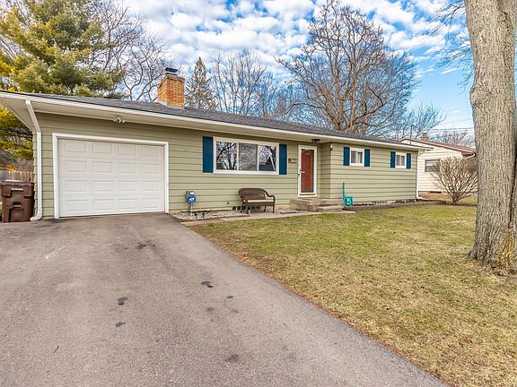 2nd image of 2652 Roseland Ave