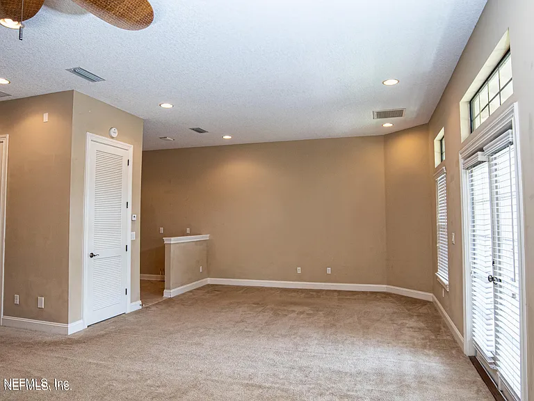 654 S Loop Pkwy — Photo 23