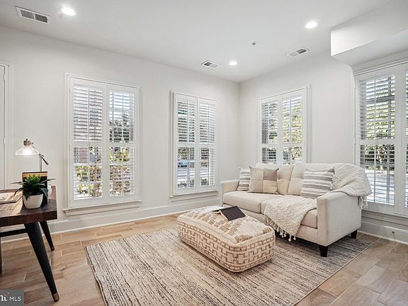 3rd image of 700 Lyles Ln