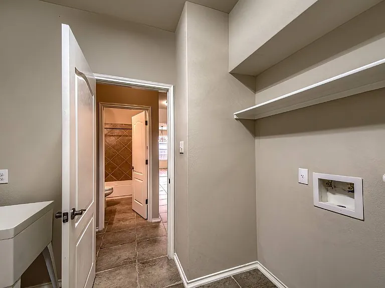 914 Armour Dr — Photo 9