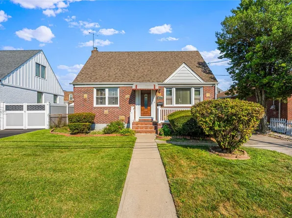 94-59 238th Street, Floral Park, NY 11001