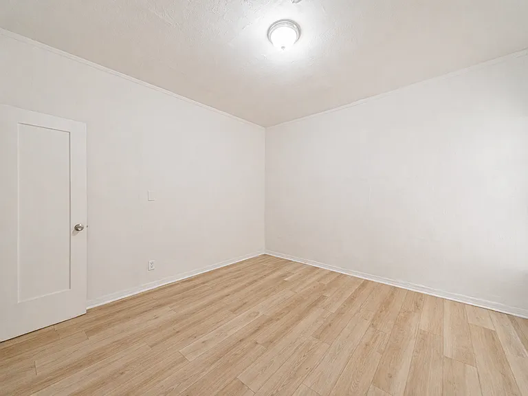 Coronado Apartments — Photo 9