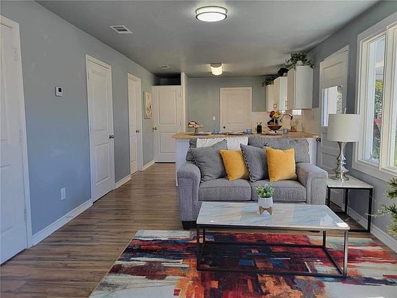 4th image of 309 E Hoffman Ave