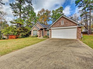 1960 Greentree Dr, Huntsville, TX 77340