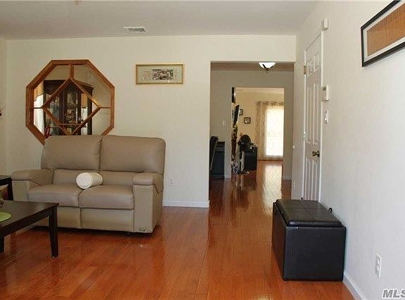 4th image of 301 Oakford St