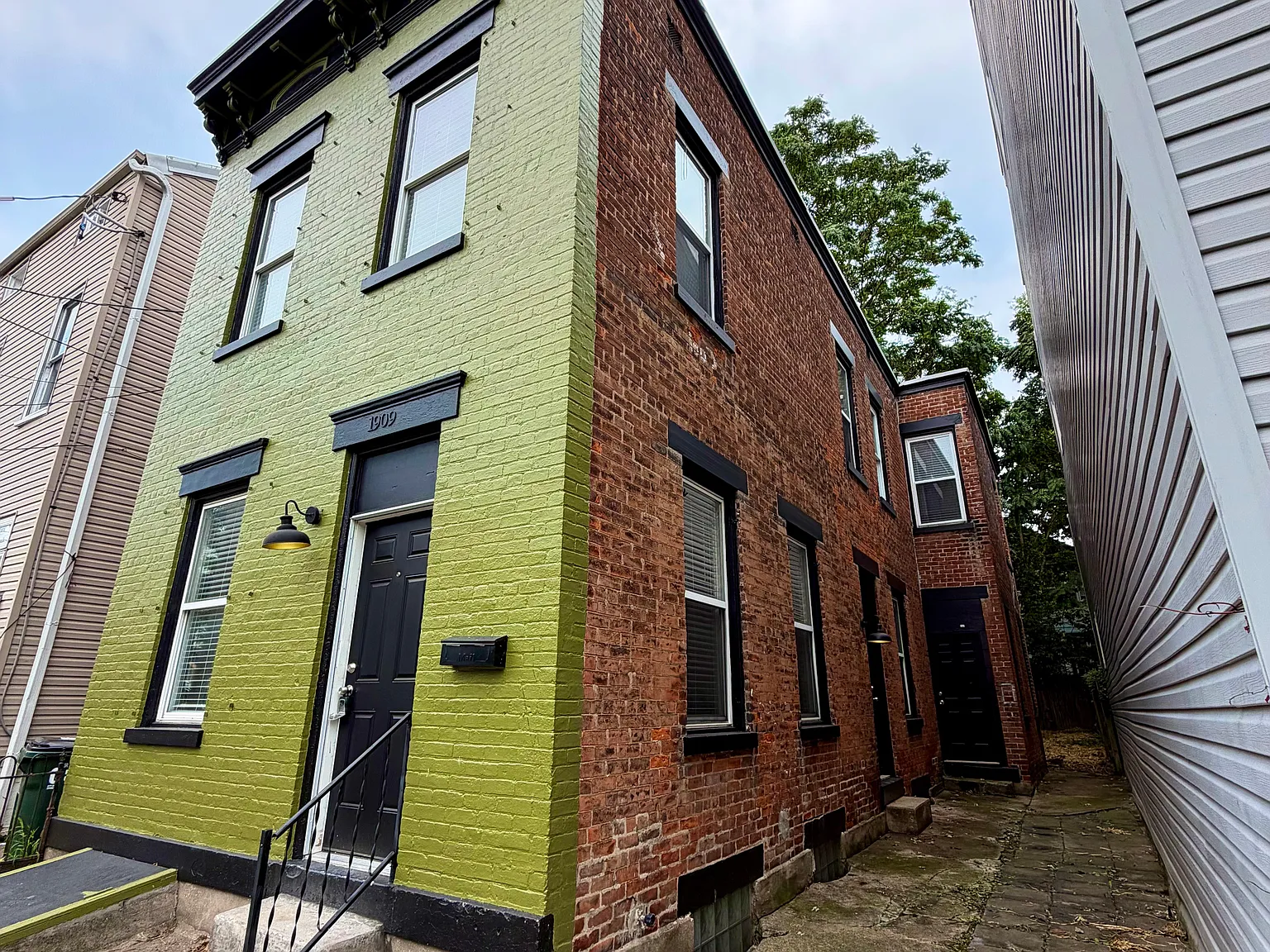 3 bed, 1.5 bath, 1800 sqft, $2,300 — Photo 2