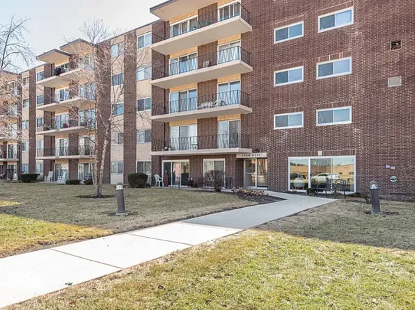 5300 Walnut Ave APT 5C, Downers Grove, IL 60515