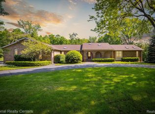 41276 Llewelyn Dr, Northville, MI 48167