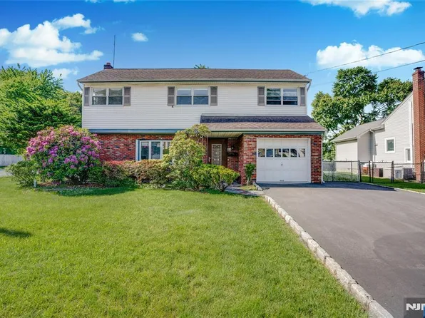 73 White Beeches Dr, Dumont, NJ 07628