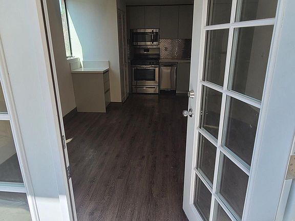 3rd image of 5066 Romaine St #16