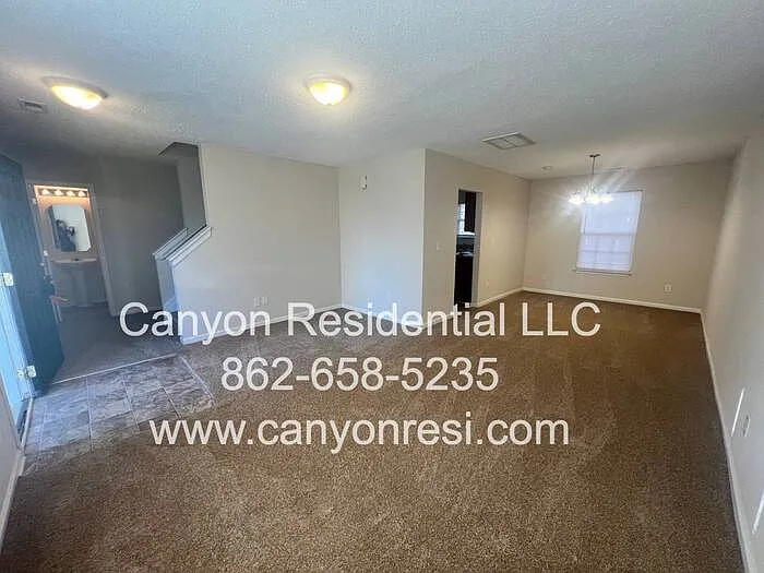 4 bed, 2.5 bath, 1944 sqft, $1,965 — Photo 4