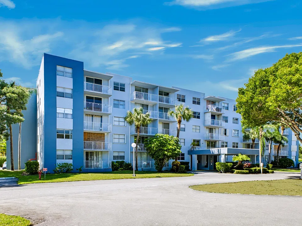 500 Executive Center Dr #5M