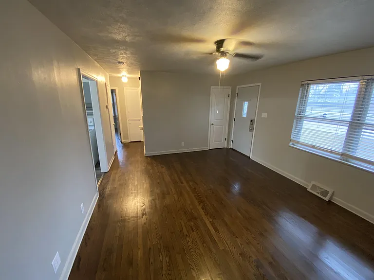 877 Windsor Dr — Photo 5