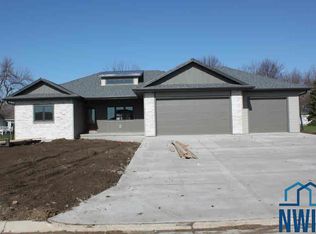 915 8th Ave, Sioux Center, IA 51250