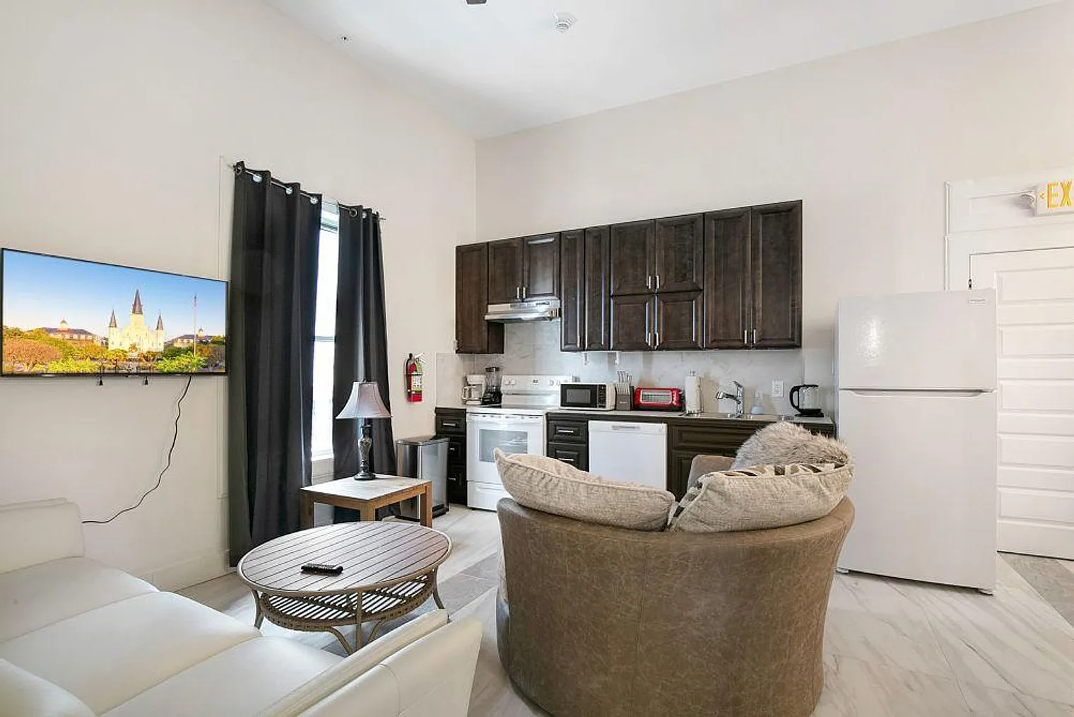 2 bed, 1.0 bath, 592 sqft, $2,440 — Photo 1