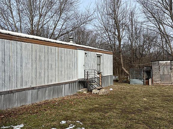 4th image of 1909 E 505th Road