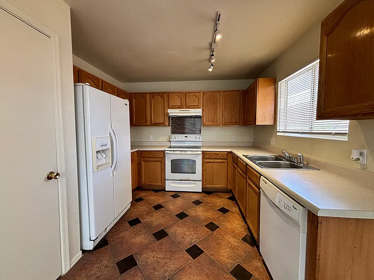 3550 W Trevor Dr — Photo 4