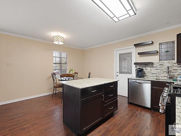5th image of 910 W Johnson St