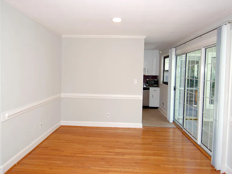 727 Graham St — Photo 6