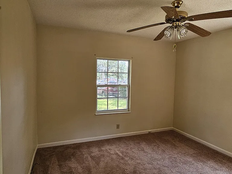 725 Powell Dr — Photo 12