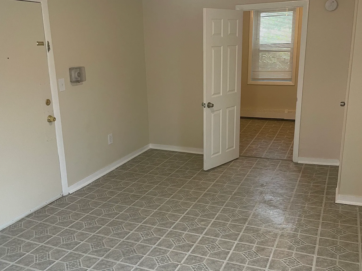 1 bed, 1024 sqft, $1,375 — Photo 2