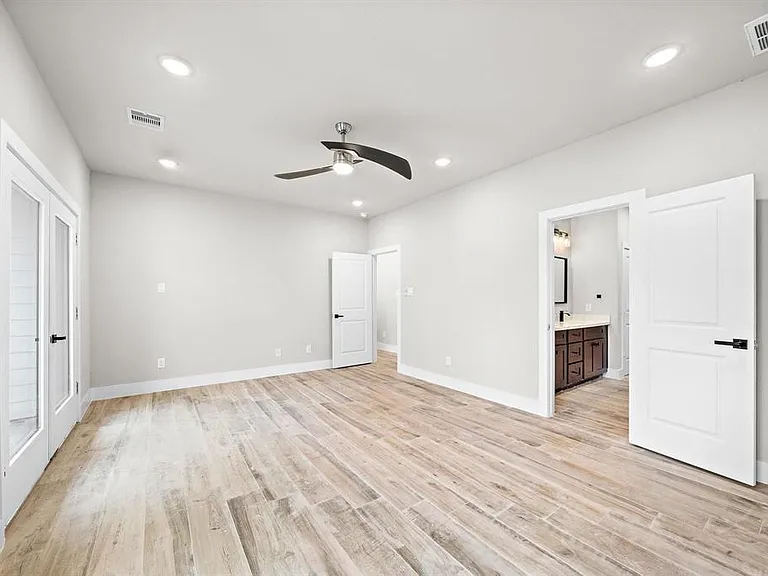228 W 28th St — Photo 12