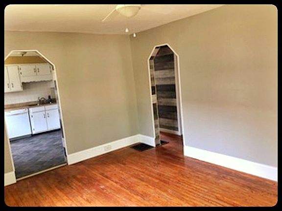 5th image of 2105 N Rosewood Ave