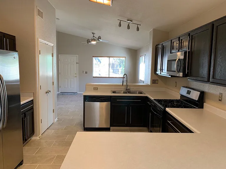 8824 S Desert Rainbow Dr — Photo 7