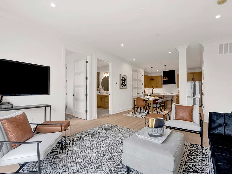 5630 N Broadway St #2E — Photo 8