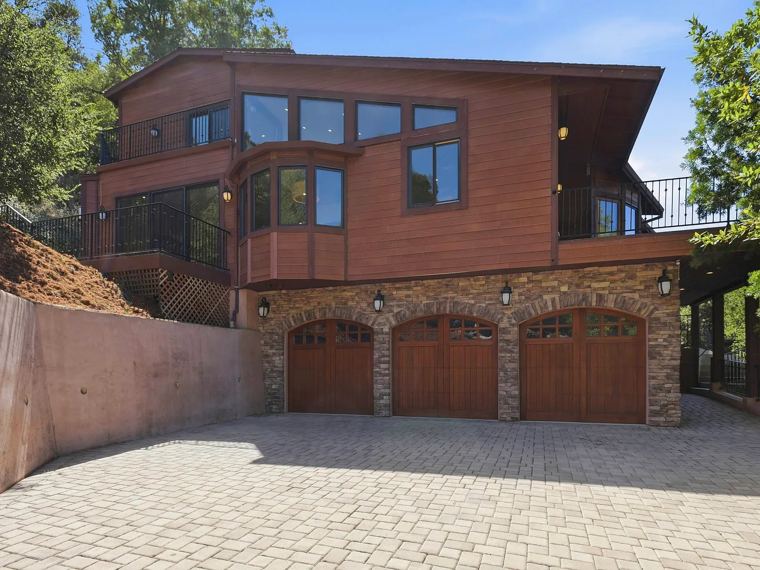 5 bed, 5400 sqft, $15,000 — Photo 2