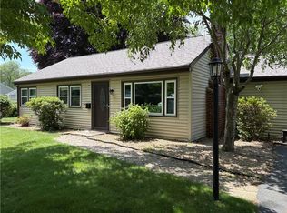 7 Hemlock Dr, Barrington, RI 02806