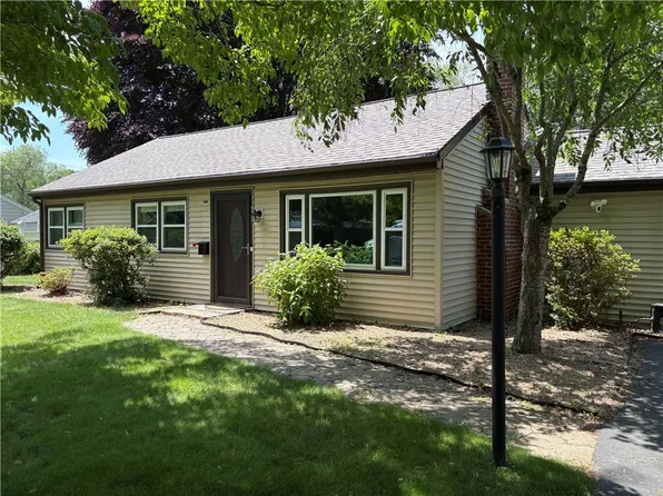 7 Hemlock Dr, Barrington, RI 02806