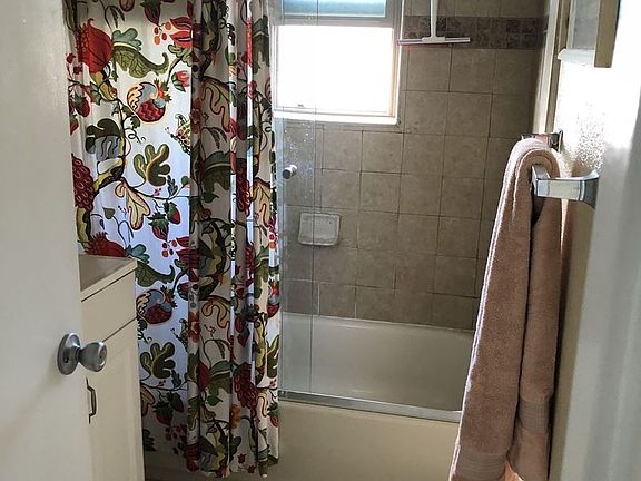 3rd image of 1014 A Ave APT B