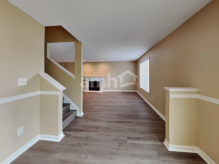 635 Cloverfield Ln — Photo 7