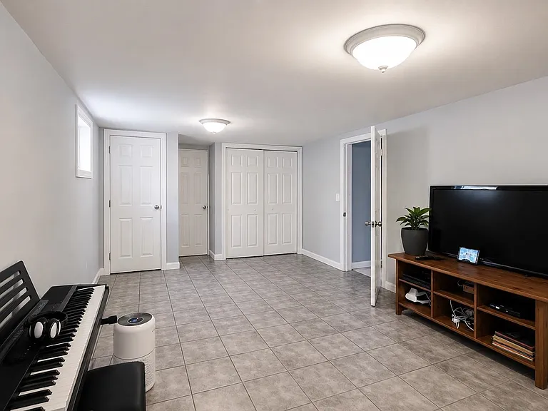 401 Broad Ave — Photo 16