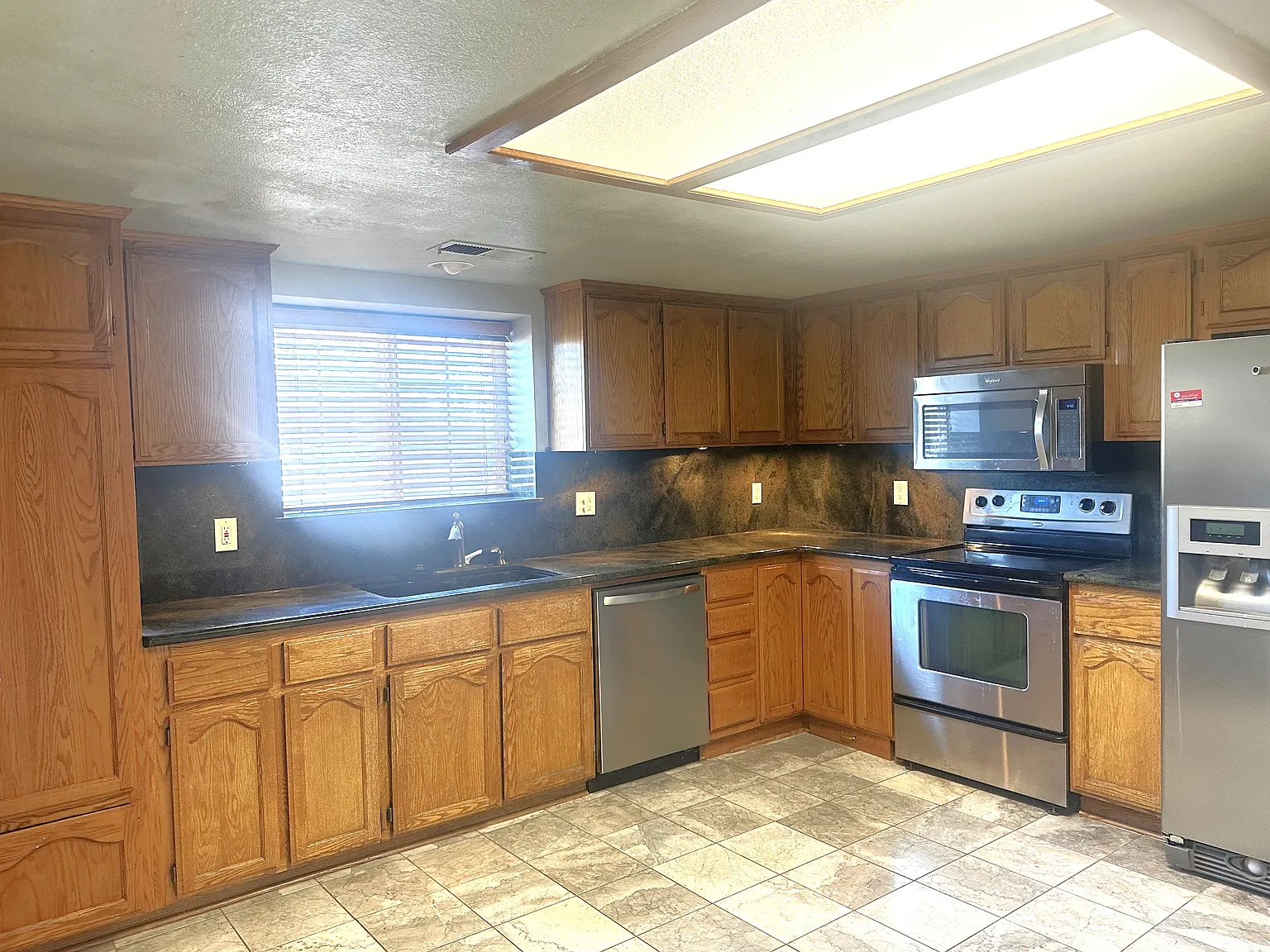 3 bed, 1900 sqft, $2,250 — Photo 4