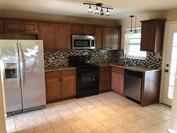 3rd image of 424 Greenmeadows Dr