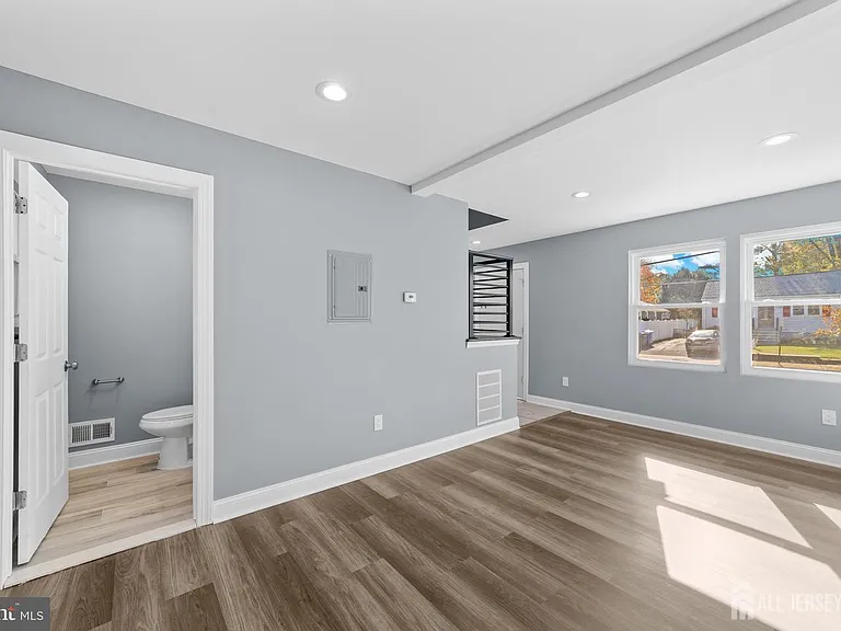 245 William St #A — Photo 11